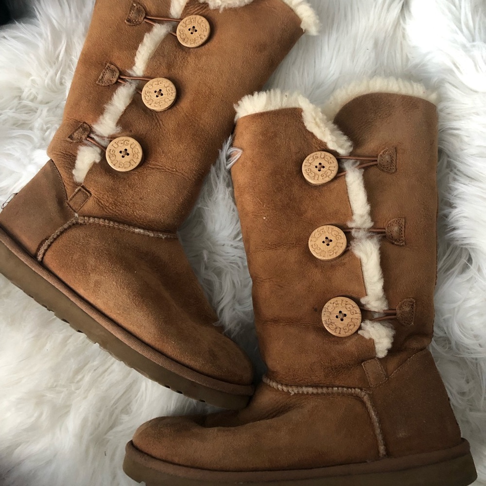 UGG Bailey button in chestnut